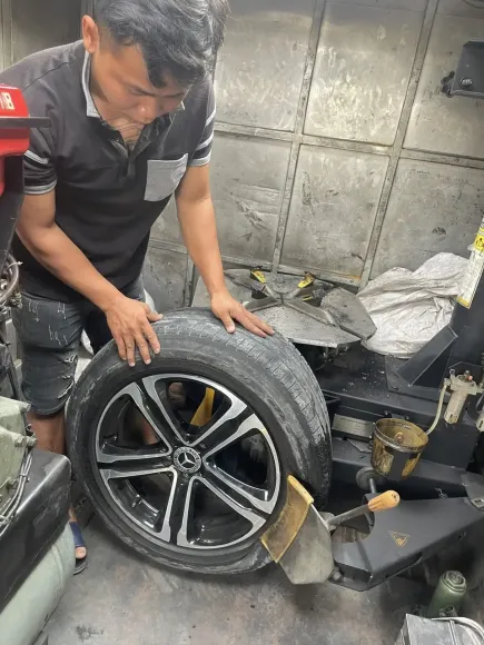 DỊCH VỤ VÁ VỎ LƯU ĐỘNG – GIẢI PHÁP CỨU HỘ NHANH CHÓNG, UY TÍN CHO MỌI TÀI XẾ